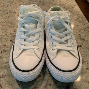 Converse size 9 in women’s/size 7 in men’s.